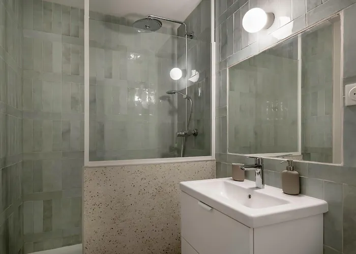 à 220m De La Plage, Avec Terrasse Pour 3 *